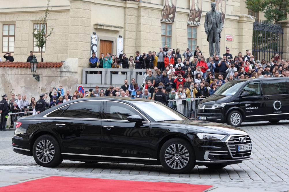 Rada EU jezdila v Praze v pancéřovaných Audi na benzin