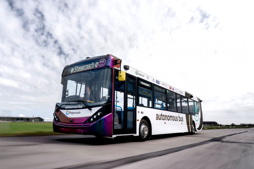 Autobus bez řidiče není úplně bez řidiče