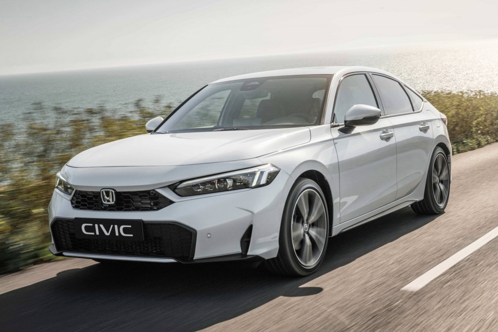 Modernizovaná Honda Civic e:HEV přijíždí k prodejcům