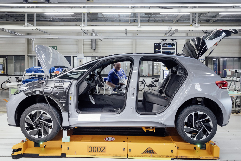 Volkswagen snižuje výrobu elektromobilů