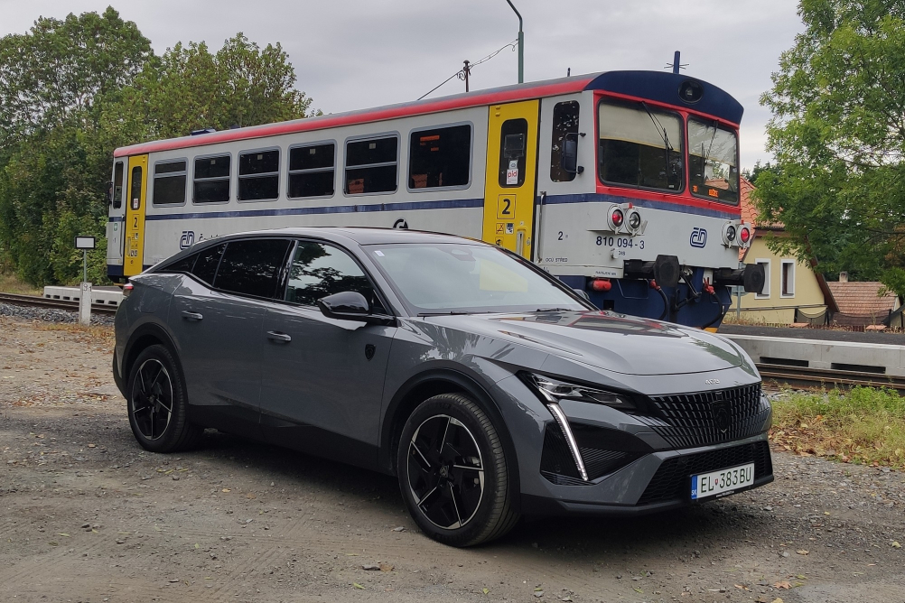 Netradiční elektromobil Peugeot E-408