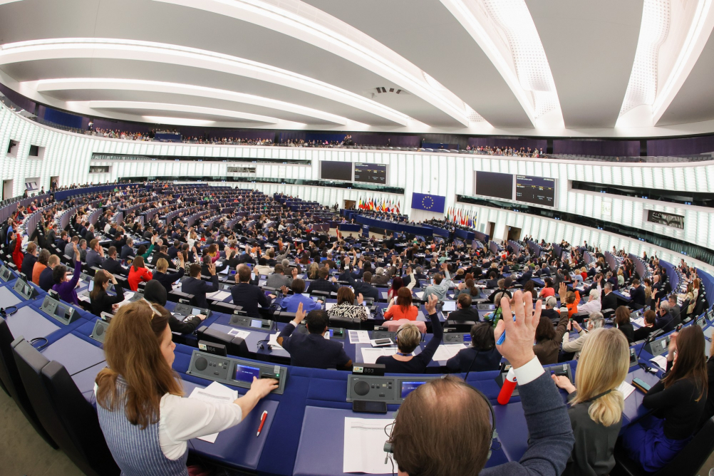 Europarlament schválil uhlíkové povolenky a uhlíkové clo