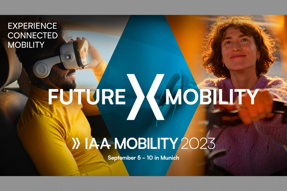 IAA Mobility 2023 – autosalon s auty v pozadí