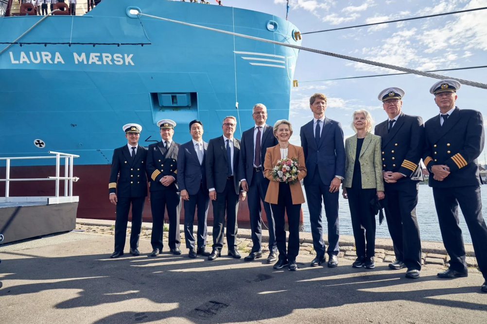 Von der Leyenová oceňuje loď společnosti Maersk se 100% pohonem na metanol