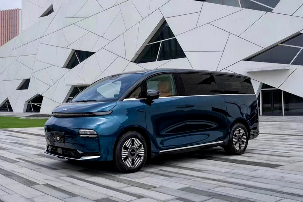 Geely investuje do výrobce e-taxi LEVC