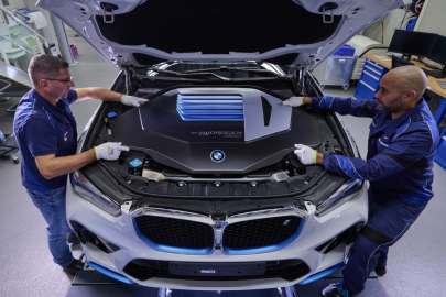 autoweek.cz - BMW zahajuje výrobu iX5 Hydrogen