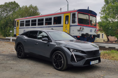 autoweek.cz - Netradiční elektromobil Peugeot E-408