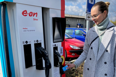 autoweek.cz - Dobíjecí místo s klasickým platebním terminálem