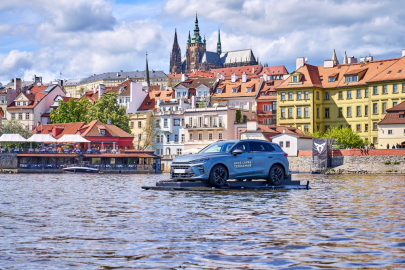 autoweek.cz - V autě po Vltavě pod pražskými mosty
