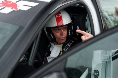 autoweek.cz - Carlos na cestě pryč
