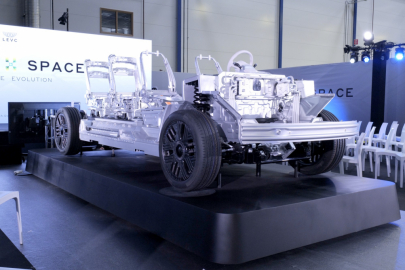 autoweek.cz - LEVC představil novou platformu SOA pro elektromobily