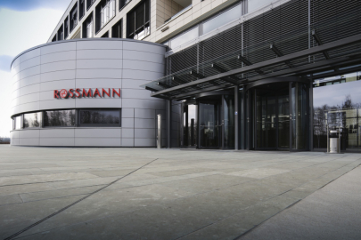 autoweek.cz - Síť drogerií Rossmann už nechce Tesly