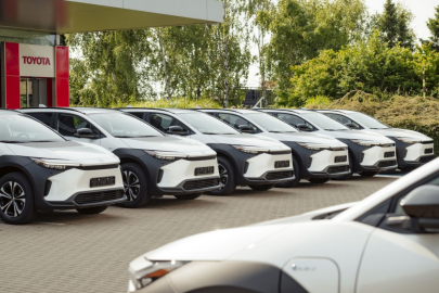 autoweek.cz - Toyota zahájila předávání elektromobilů bZ4X pro stát