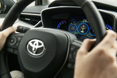 autoweek.cz - Toyota vyprodává Yarise a Corolly Sedan s motory na benzin