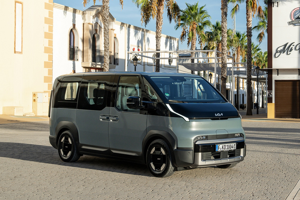Kia PV5 Passenger přidává šesti- a sedmimístnou verzi