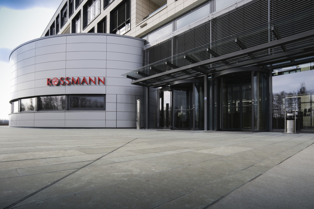 Síť drogerií Rossmann už nechce Tesly