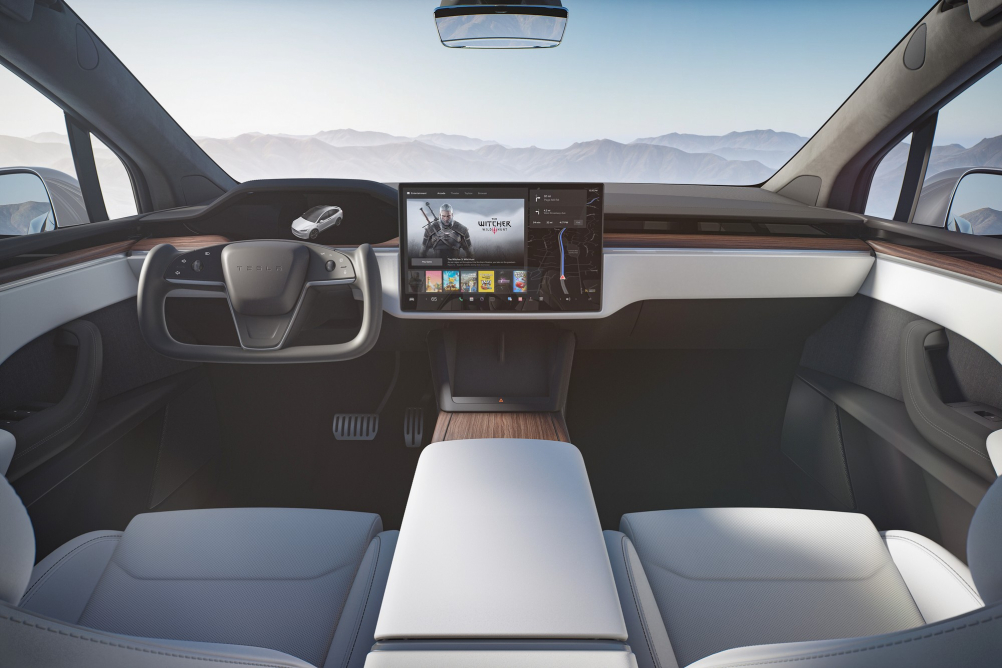 Systém Tesla FSD často chybně čte rychlostní limity