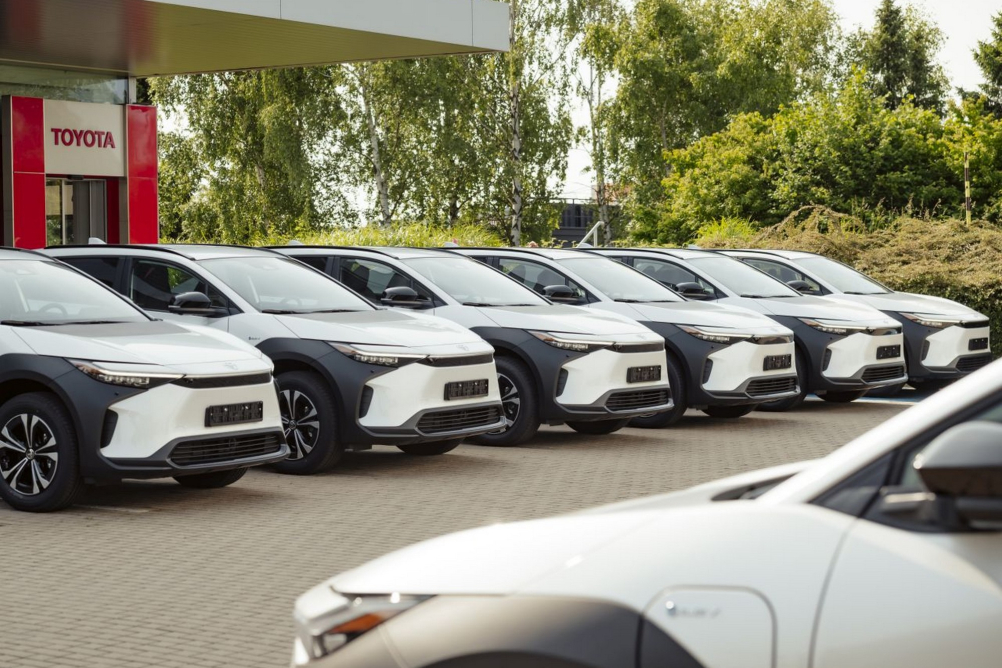 Toyota zahájila předávání elektromobilů bZ4X pro stát