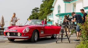 Jodie Kidd s Ferrari California v Portmeririonu
