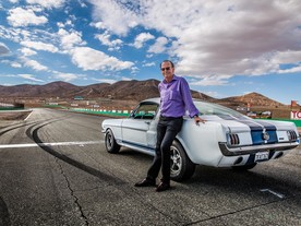 Quentin Wilson a Ford Mustang na dráze ve Willow Springs