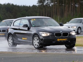 Test handling na mokru - současné BMW a pneu z roku 2000