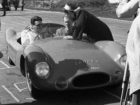 1959 Cooper T49 Monaco Mk.I - za volantem John Cooper