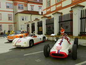 Trojice závodních vozů Tatra