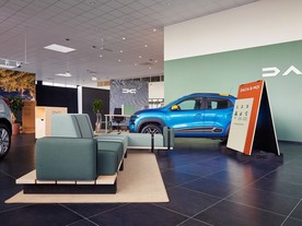 Oranžové nápisy DACIA a JÁ poskytují jasné shrnutí cesty zákazníka