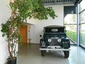 Expozice připomínající slavné expedice s vozy Land Rover