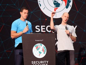 Chris Valasek a Charlie Miller na konferenci DefCon