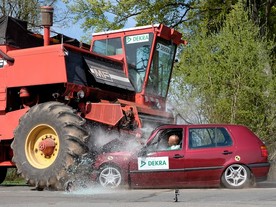 Při nárazu auta do kombajnu bez žací lišty se neuplatní bezpečnostní systémy vozu