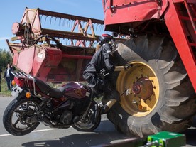 Střet motocyklu s kolem kombajnu by skončil vážným zraněním motocyklisty