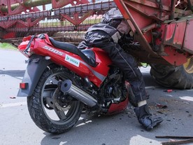 Střet motocyklu s žací lištou by pro motocyklistu skončil fatálně