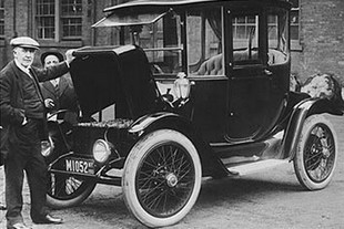 Thomas Alva Edison se svým Detroit Electric v roce 1914