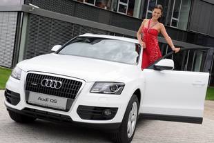 Jana Doležalová pózuje ve dveřích Audi Q