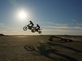 Skákající elektromototcykly