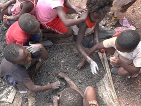 Osmileté děti v Kongu při těžbě kobaltu (z reportáže Sky News)