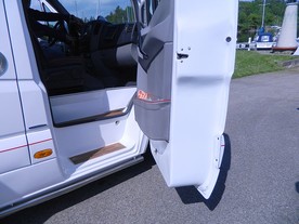 Enjoy Sprinter Bus Akva1 - otevřené dveře ukazují objem výplní