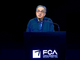 Sergio Marchionne - tentokrát s kravatou