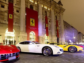 Vozy Ferrari před burzou v Miláně