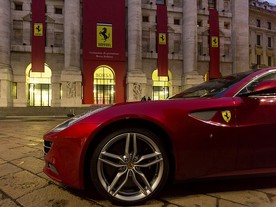 Ferrari před burzou v Miláně