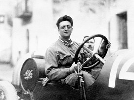 Enzo Ferrari za volantem vozu Alfa Romeo
