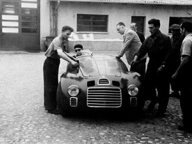Enzo Ferrari a vůz Ferrari 125 S, za volantem Nando Righetti