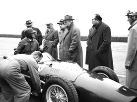 Enzo Ferrari a vůz Ferrari Dino 246, v kokpitu Mike Hawthorn