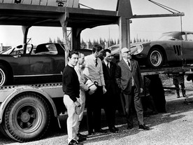 Nino Vaccarella, John Surtees, Mike Parkes, Lodovico Scarfiotti a Enzo Ferrari, 1964