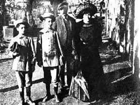 Enzo Ferrari se starším bratrem Alfredem a rodiči