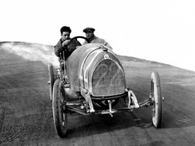 Enzo Ferrari za volantem vozu CMN