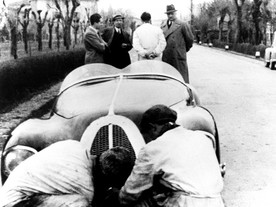 Enzo Ferrari a vůz Auto Avio 815 v roce 1940