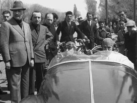 Enzo Ferrari a vůz Auto Avio 815 v roce 1940, za volantem L. Rangoni Machiavelli