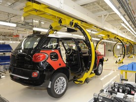 FCA Srbija v Kragujevaci - výroba vozů Fiat 500L 